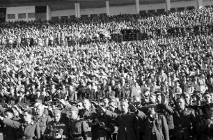 Bukarest: Anef Sportfeld, Publikum auf der Tribüne beim Singen der deutschen Nationalhymne [Fußball-Länderspiel Rumänien - Deutschland]
