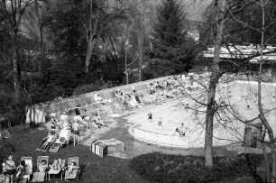 Badenweiler: Liegewiese am Thermalbad, außen