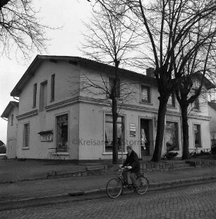 Gemischtwarenladen Martha Singelmann: Geschäftsaufgabe: das Gebäude, davor ein Fahrradfahrer