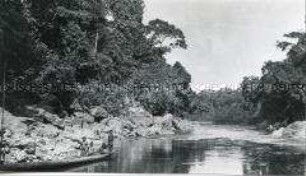 Fünf Männer in einem Einbaum an den "Dongoschnellen" auf dem Fluss Ngoko