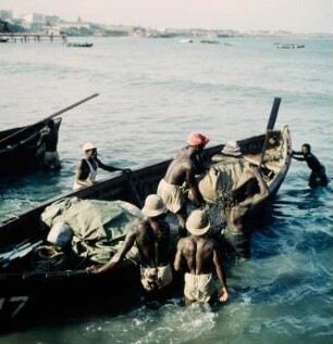 Accra. Surfboats : Accra (Ghana). Entladen von Surfboats am Strand, 20. April 1959