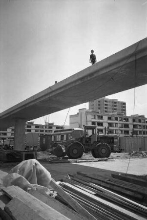 Bau einer Fußgängerbrücke über die Herrenalber Straße in Höhe der Battstraße