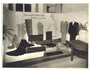 Schaufensterdekoration des Schneidermeisters August Jacke. Detmold. Krumme Straße 33