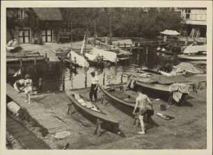 Sommer an der Havel. In einem Bootsliegeplatz werden Boote gewartet und für die Ausfahrt vorbereitet