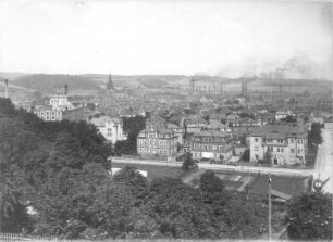 Deuben (Freital-Deuben). Stadtteilansicht mit Egermühle, Christuskirche und Gußstahlwerk. Blick vom Friedhof über die Johannisstraße