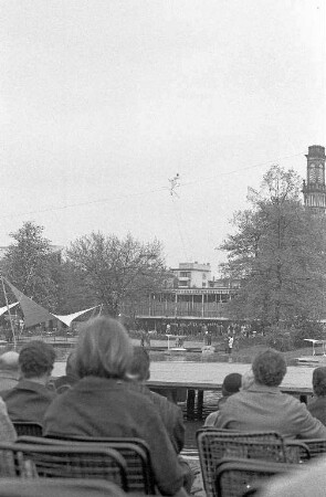 Gastspiel der Artistentruppe "Traber-Truppe" im Stadtgarten anlässlich der Bundesgartenschau.