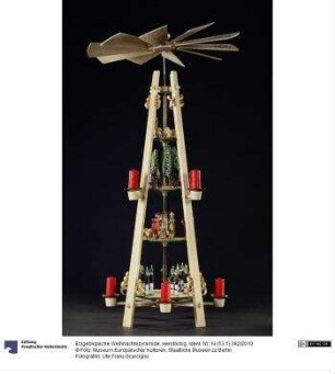 Erzgebirgische Weihnachtspyramide, vierstöckig