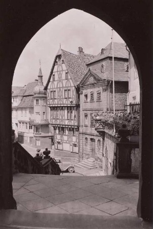 Aschaffenburg, Blick von der Freitreppe an der Stiftskirche St. Peter und Alexander auf Häuser am Stiftsplatz