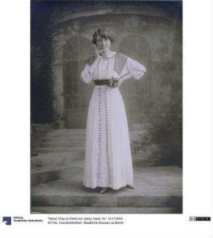 Frau in Kleid von Jenny
