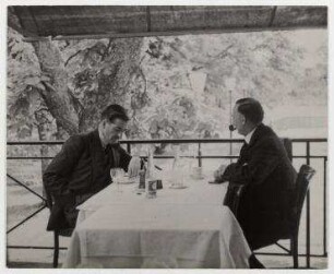 Anthony Eden und Lord Stanhope beim Lunch im Hotel Vieux Bois in Genf. links: Anthony Eden, rechts: Lord James Richard Stanhope
