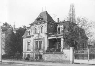 Dresden-Neustadt, Radeberger Straße 41. Wohnhaus (1893). Straßenansicht mit Einfriedung