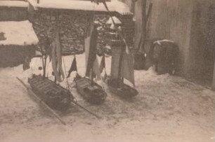 Elbschiffer, Schifferfest in Königstein, drei Kahnmodelle, die beim Festzug von Schiffern getragen werden