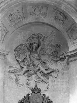 Genien mit Krone und Wappen