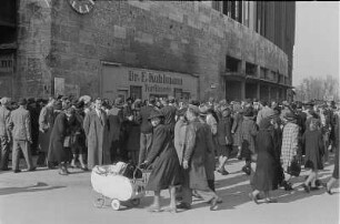 Berlin-Charlottenburg. Schwarzmarkt am Bahnhof Zoo