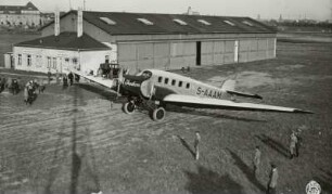 Dreimotoriges Verkehrsflugzeug Junkers G-23 beim Start vor Abfertigungsgebäude und Hangar : Dresden-Kaditz. Städtischer Land- und Wasser-Flugplatz. Dreimotoriges Verkehrsflugzeug Junkers G-23 beim Start vor Abfertigungsgebäude und Hangar
