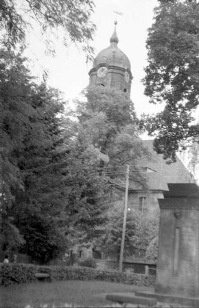Denkmal für die Gefallenen des 1. Weltkrieges. Blick zur Kirche