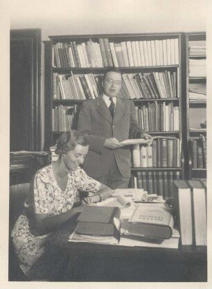 Edgar Lehmann mit seiner Sekretärin, Fräulein Barbara Freem, am 11.08.1937 im Bibliographischen Institut