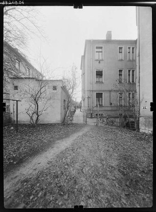 Dresden-Striesen, Altenberger Straße 25. Wohnhaus mit Läden (Parsifalapotheke, um 1900). Hofansicht