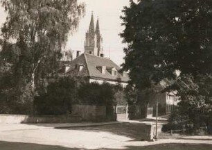 Oschatz : Oschatz. Blick auf St. Ägidien vom Anfang der Leipziger Straße über die Häuser der Brüderstraße. Die Brüstung im Bilde links, schließt einen Rest des Stadtgrabens ab