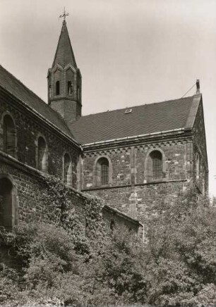 Petersberg (Saalekreis). Ehemaliges Benediktinerkloster (1124 gegründet, geweiht 1146; Chor und Querschiff unter Abt Eckehard 1184; Restaurierung unter F. von Quast 1853-1857; 1958). Stiftskirche St. Petrus. Ansicht von Nordwesten mit südlichem Querhaus, Vierungstürmchen und anschließendem nördlichen Seitenschiff und Mittelschiff