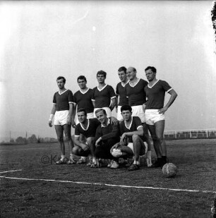 Verein für Leibesübungen (VfL) Oldesloe von 1862 e.V.: Handballmannschaft auf Sportplatz