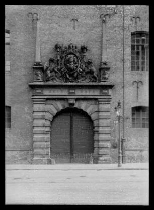 Köln, Altstadt-Nord, Portal am Zeughaus (heute Kölnisches Stadtmuseum)