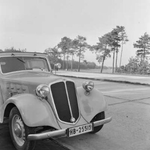 Parkender Personenkraftwagen Borgward Hansa 1100 Cabriolet an der Reichsautobahn von Karl Theodor Gremmler mit amtlichen Kennzeichen der Hansestadt Bremen