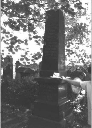 Grabstein 55 (Index: 100081690) Material: Granit Zustand: gut Maße HxBxT: 269x60x58 cm Beschreibung: Obelisk, getreppter Sockel Steinmetz: Rupp & Moeller Karlsruhe: Grabstein 55