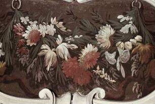 Blumenvasen und Girlanden