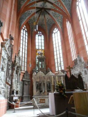 Stadtkirche-Chor Innen - Ansicht nach Osten mit Ausstattung (Epitaphien und Freigrab) der Linie Löwenstein-Wertheim in Übersicht