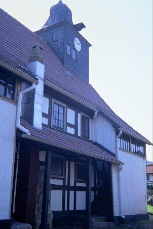 Dorfkirche, Nordfassade mit Emporenaufgängen und Schornstein