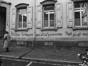 Freiburg im Breisgau: Parolen an der Hauswand des Amtsgerichtes zum Schwarzwaldhofprozess