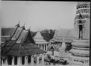 Tempel in Bangkok : Bangkok. In einer Tempelanlage, 1908/1913