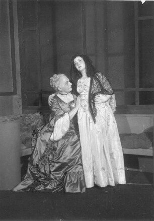 Emilia Galotti. Drama von G. E. Lessing. Staatsschauspiel Dresden, Neueinstudierung 8.1.1925 : Clara Salbach als Claudia Galotti und Jenny Schaffer als Emilia Galotti