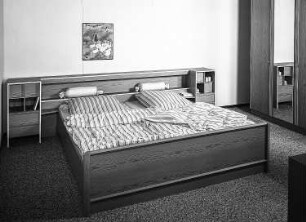 Flachstrecke mit integriertem Doppelbett : Leipzig. Leipziger Herbstmesse, 1986. Schlafzimmer "Themar". Holz, grau beschichtet (1986; VEB Südthüringer Möbelwerke Themar). Flachstrecke mit integriertem Doppelbett