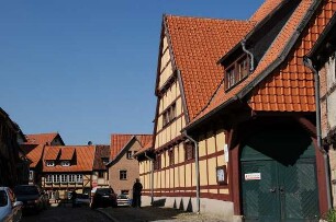 Fachwerkgiebel in Quedlinburg : In der Altstadt gibt es etwa 1300 denkmalgeschützte Fachwerkhäuser. Damit ist Quedlinburg das größte deutsche Flächendenkmal. Die UNESCO hat es zum "Weltkulturerbe" erklärt. Bild: Fachwerkhäuser in der Straße Neuendorf. Aufgenommen im Mai 2008