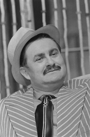 Szenenbilder aus "Lügen haben lange Beine" von Eduardo de Filippo mit Musik von Günter Hauk (Regie: Werner Schulz-Wittan, Ausstattung: Dieter Berge). Maxim-Gorki-Theater Berlin, 21.02.1958 (Premiere am 25.02.1958) : Mit Lotte Loebinger als Carmela, Evamaria Bath als Olga, Ruth Kommerell als Constanza, Eva-Maria Hagen als Angelina, Heinz Scholz als Libero, Wilhelm Gröhl als Benedetto, Walter Jupé als Guglielmo, Hermann Dieckhoff als Roberto, Hildegard Röder als Graziella, Friedel Nowack als Christina, Wolfgang Hübner als erster Sohn u. a.