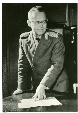 Paul Blechschmidt (1907-1961), an einem Tisch stehend