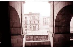 Berlin: Reichstag; hinter der Mauer: Staatspolizei; vom Reichstag; durch Fenster