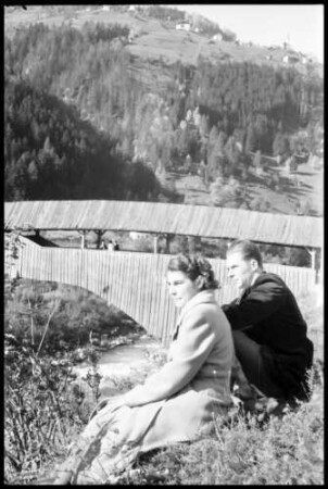 Prutz: Brücke mit Personen davor
