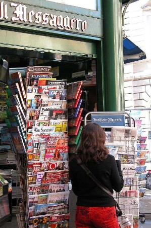 Rom - Internationler Zeitungsstand : Warenangebot in Rom, aufgenommen im April 2004