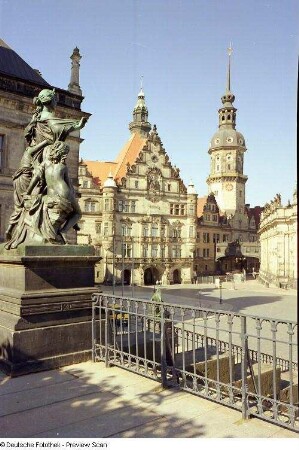 Figurengruppe "Der Morgen" : Blick von der Brühlschen Terrasse gegen Georgenbau und Schloß mit Hausmannsturm, links im Vordergrund Figurengruppe "Der Morgen" (1871; J. Schilling)