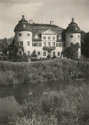 Radibor-Milkel, Schloss. Blick auf die Gartenseite über den Wassergraben