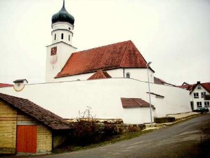 Ansicht von Südosten mit Kirche (im Kern Romanisch-Gotisch - 1771 Barockisiert) über Kirchhofmauer (Wehrgang mit Steinbrüstung 1771 abgetragen)