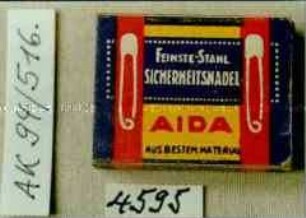 Pappschachtel für "FEINSTE STAHL SICHERHEITSNADEL AIDA AUS BESTEM MATERIAL" mit Inhalt