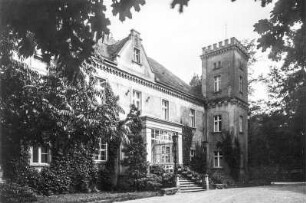 Kraśnik Dolny (Nieder-Schönfeld). Schloss (2. H. 17. Jh., 19. Jh.). Gartenseite mit Turm