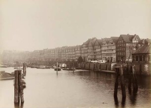 "Kehrwieder von der Niederbaumbrücke gesehen" aus der Mappe "Hamburg 1883. Aufnahmen der niederzulegenden Stadttheile"