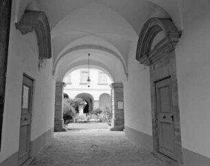 Schloss Seehof — Östliche Durchfahrt