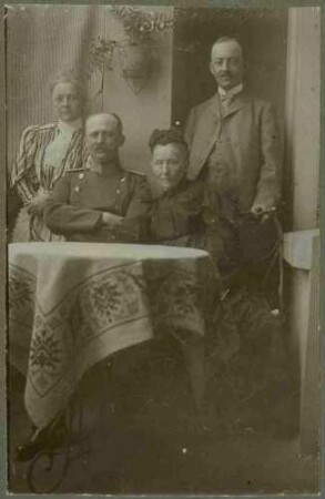 Familienbild, Geschwister und Mutter (von l. nach r.): Else Ludendorff, Erich Ludendorff, General der Infanterie und Mutter Ludendorff, Askononde Ludendorff, teils in Zimmer stehend, teils sitzend, teils in Uniform, teils in Zivil