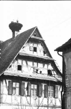 Bahlingen: Altes Haus mit Storchennest